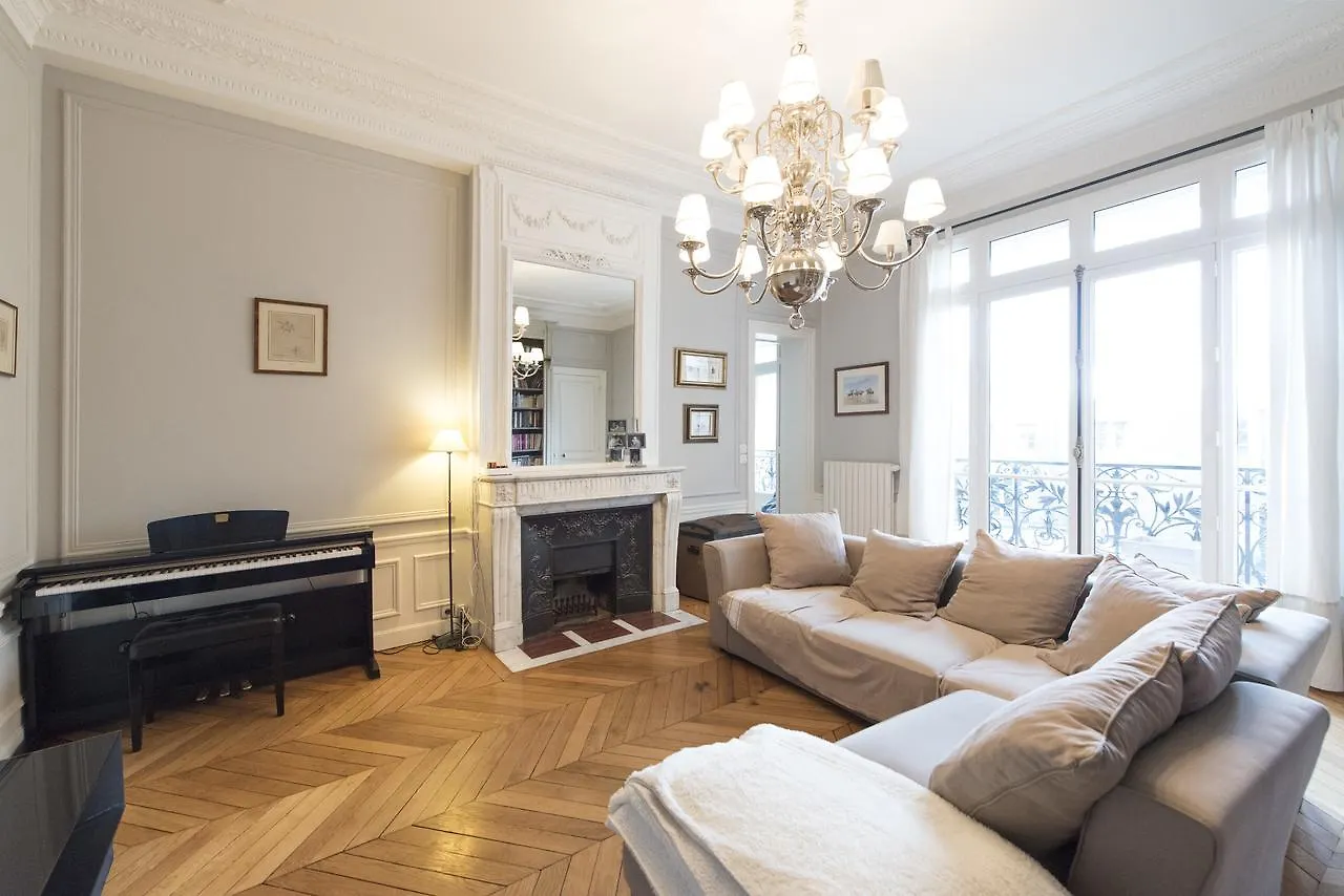 Veeve - Duplex Near Trocadero Apartment